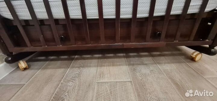 Детская кроватка с маятником и ящиком