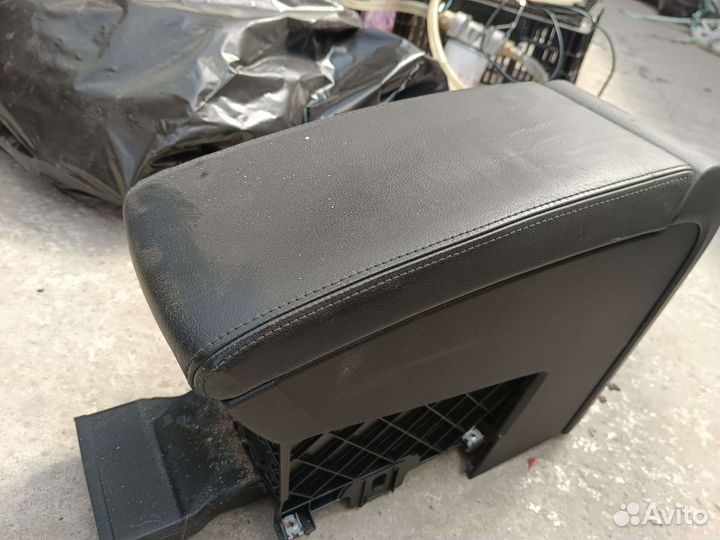 Кожаный подлокотник WV Passat B6 CC B7