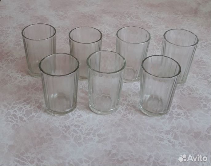 Тарелки стаканы и другая посуда