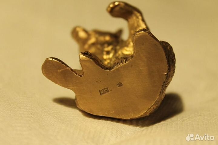 Фигурка медведя из серебра с бриллиантовыми глазам