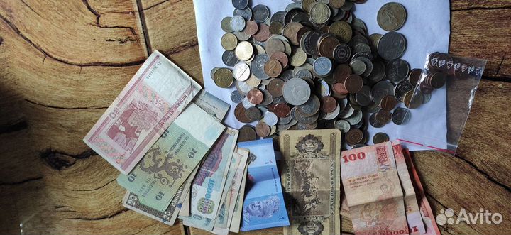 Коллекция монет и купюр