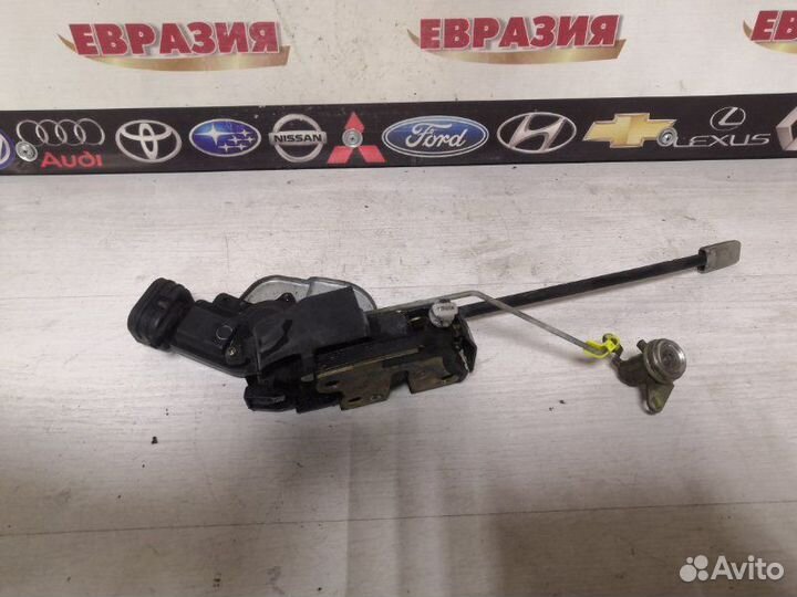 Замок двери передний левый Toyota Corolla AE110