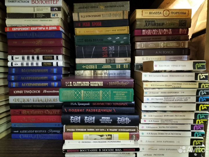 Книги разные и много