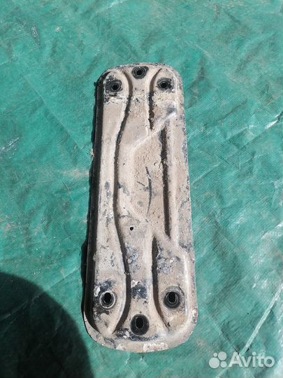 Кронштейн глушителя BMW 1-Series