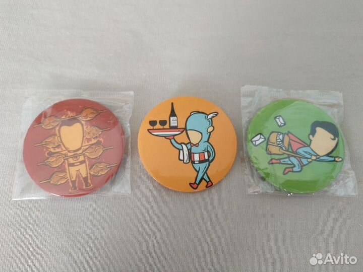 Значки 3 шт. и Фигурка Супергерои