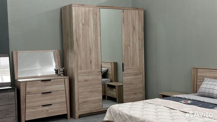 Спальный гарнитур Юта - 3 дверный