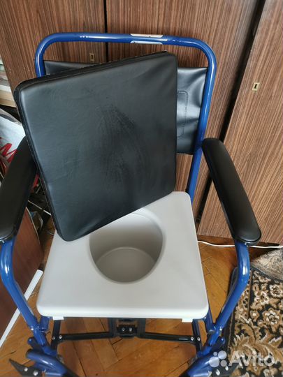 Продам кресло-коляску с санитарным оснащением