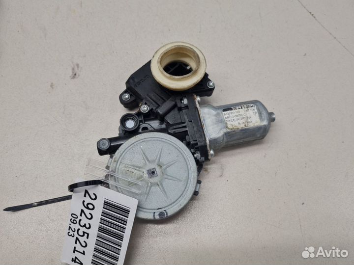 Моторчик стеклоподъёмника передний правый Toyota Avensis T27 2008-2018