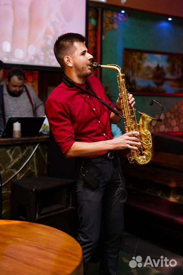 Саксофонист на праздник