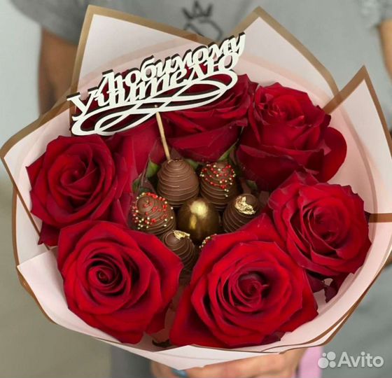 Клубника в шоколаде с живыми цветами