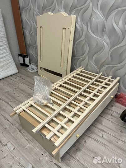 Детская кроватка с маятником и ящиком