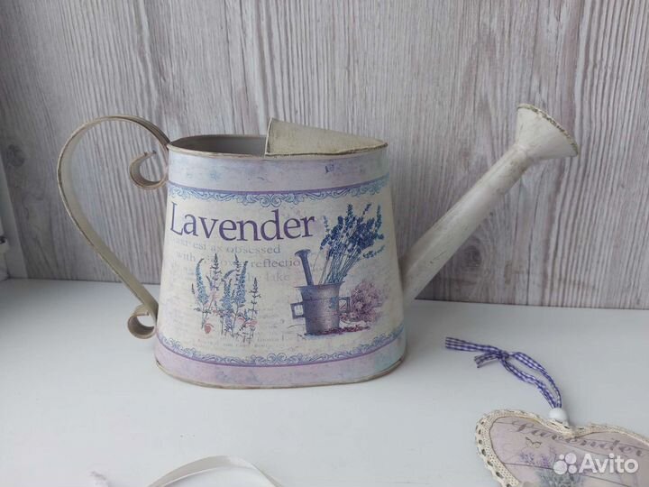 Лейка и подвеска с лавандой