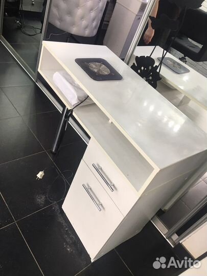 Маникюрный стол