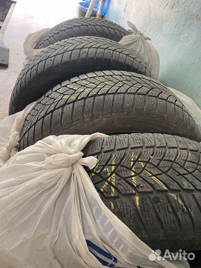 Goodyear UltraGrip 215/55 R17 98