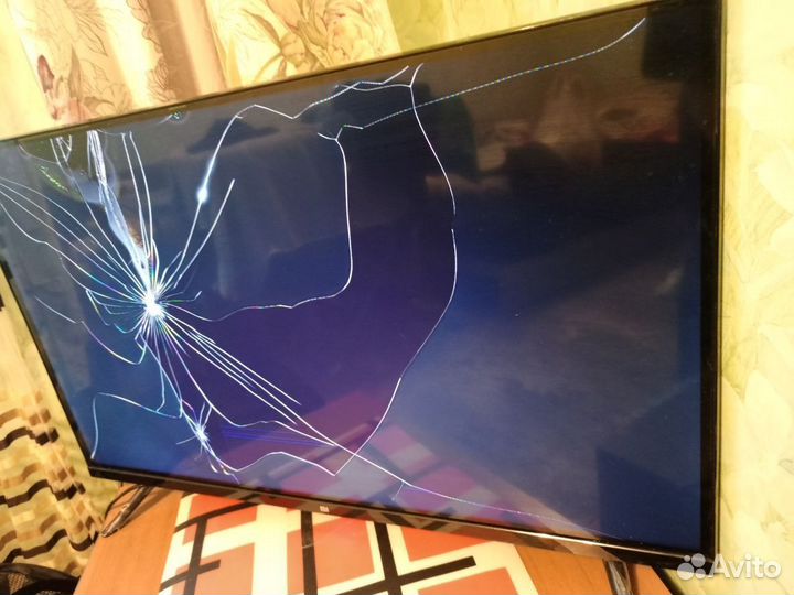 Телевизор SMART tv с вайфаем бу. Торг уместен