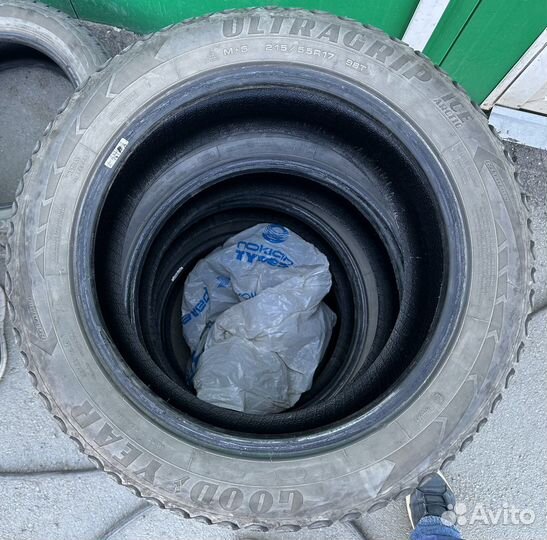 Goodyear Ultragrip Ice Arctic 215/55 R17