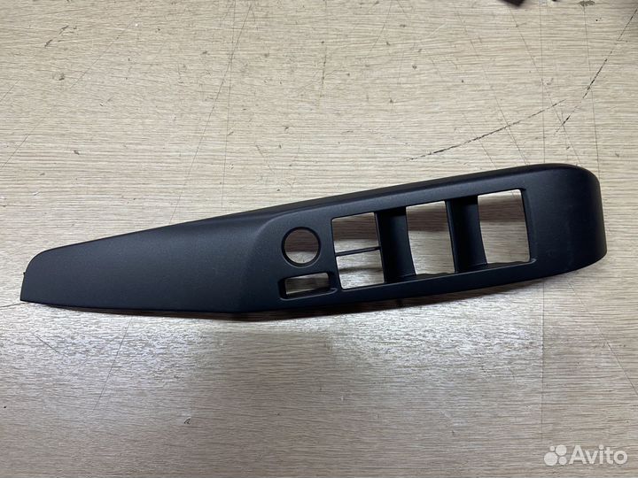 Накладка стеклоподъемников левая Toyota Camry 75