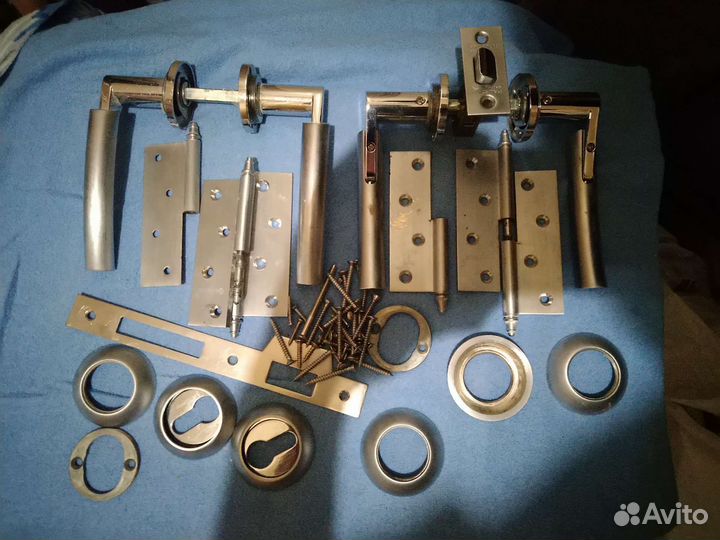 Дверные ручки, петли, саморезы