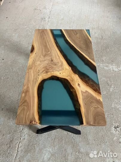 Стол из эпоксидной смолы река