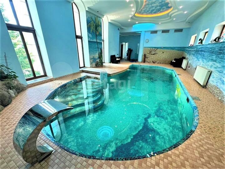 Дом 833 м² на участке 1,26 га