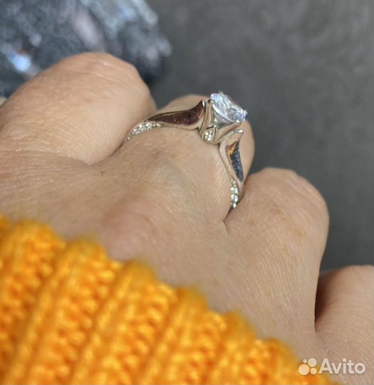 Продам серебрянное кольцо 17,5