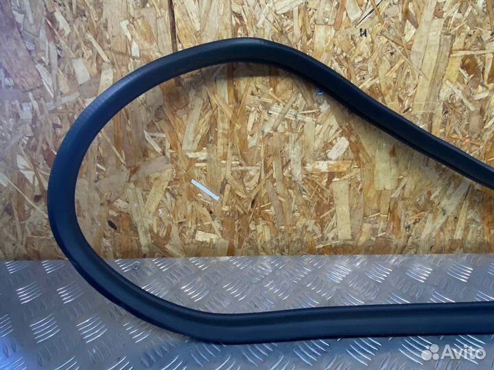 Уплотнительная резинка боковой двери задняя левая