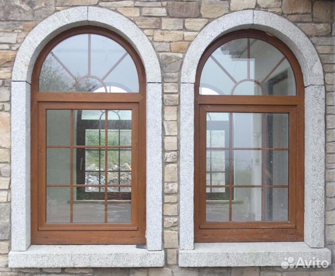 Входная пластиковая дверь со стеклом