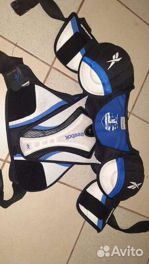 Нагрудник хоккейный,щитки,краги,налокотники