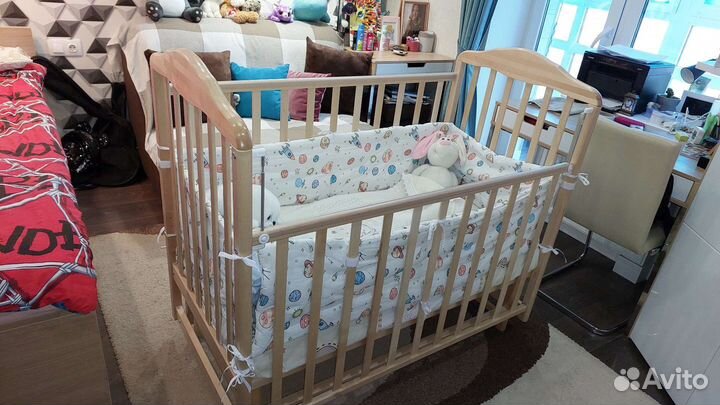 Детская кроватка с поперечным маятником