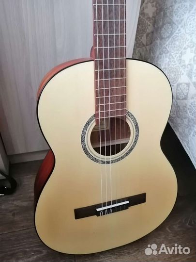 Классическая гитара новая +чехол