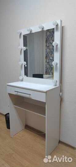 Гримерное зеркало с подсветкой, стул