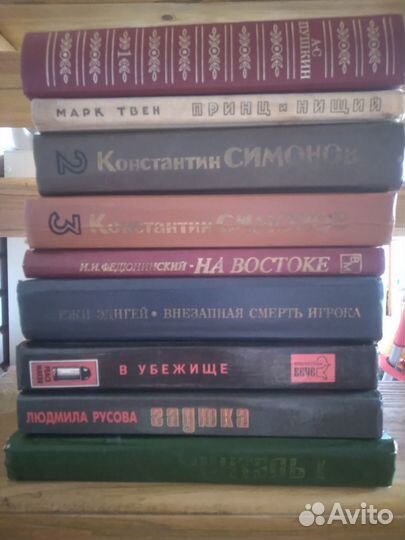 3 полки книг