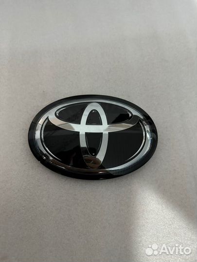 Эмблема передняя Toyota Camry V70 2018-2021