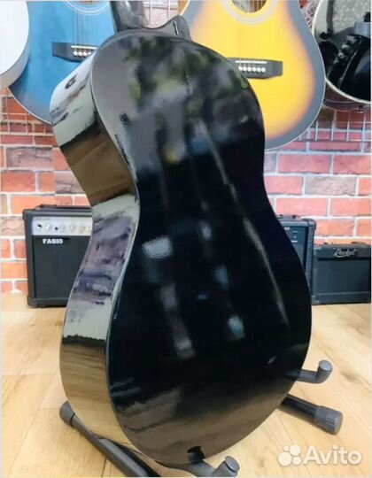 Клacсичeская гитара Веlucсi