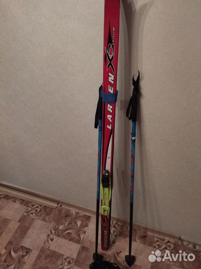 Лыжные ботинки и лыжи