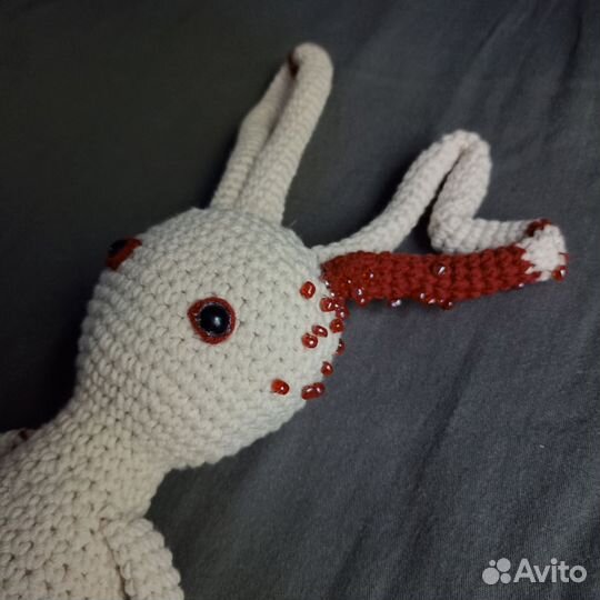 Вязаная игрушка заяц