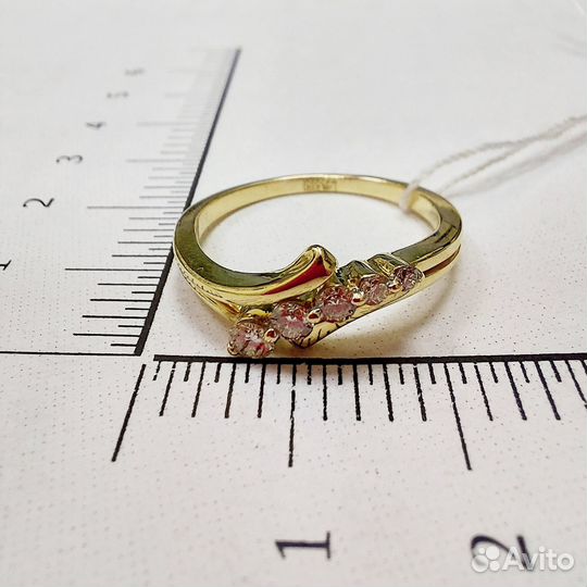 Кольцо с природным камнем Золото