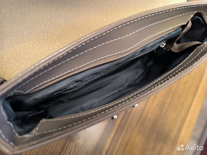 Сумка кожаная через плечо на клапане