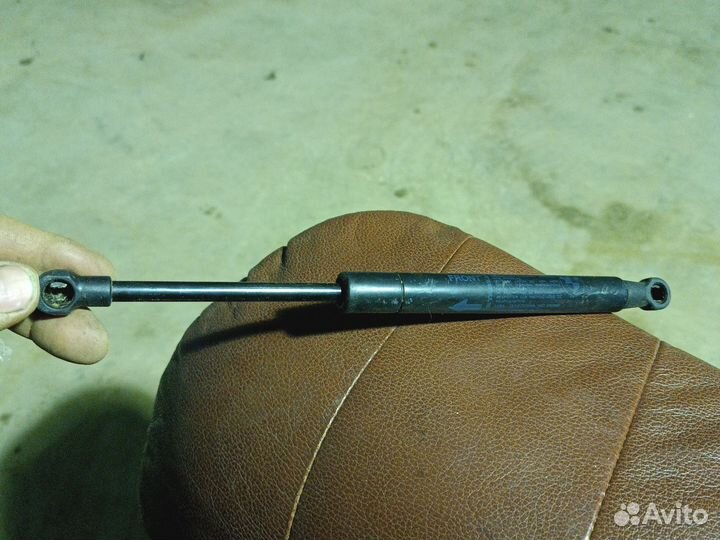 Амортизатор багажника bmw x5 е70