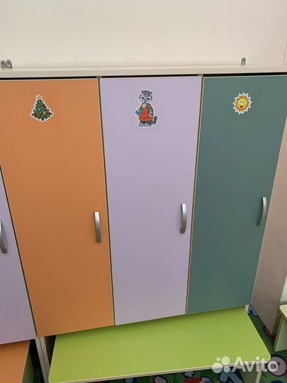 Шкафчик для детского сада трехместный с лавочкой