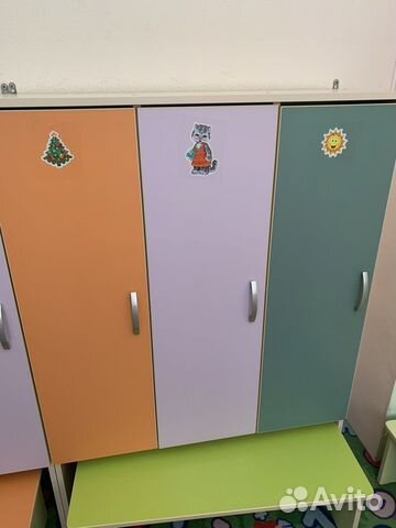 Шкафчик для детского сада трехместный с лавочкой