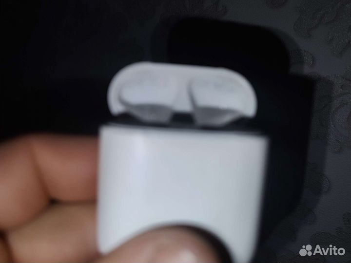 AirPods 2 with Wireless Charging Case