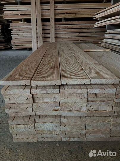 Наружные постройки с досками из лиственницы