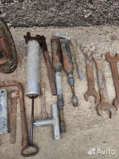 Шприцы для смазки и ключи + труборез