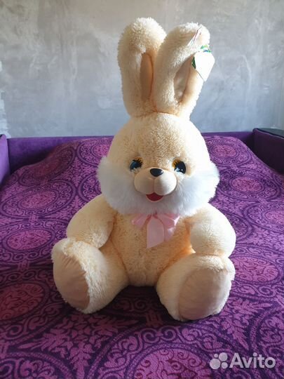 Большой плюшевый заяц