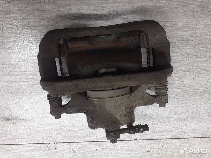 Суппорт передний левый GM