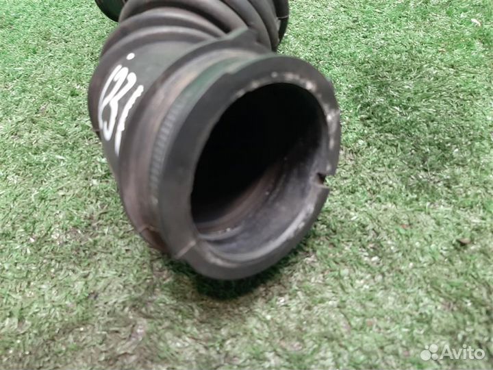 Патрубок воздушного фильтра Toyota Corolla E120 2