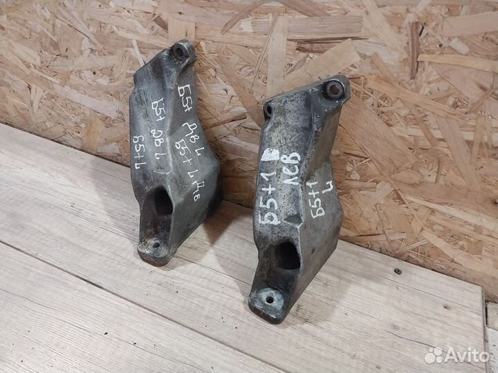 Кронштейн двигателя левый Volkswagen Passat B5