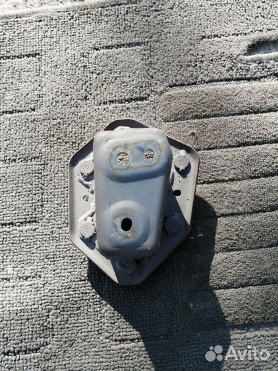 Крепление усилителя бампера переднее правое Nissan