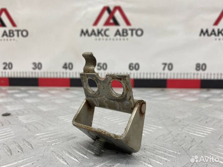 Б/У петля крышки багажника задний левый Toyota